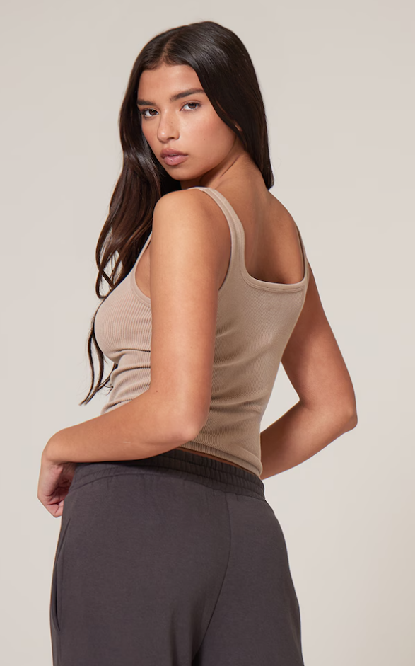 Linne med blekt halsringning